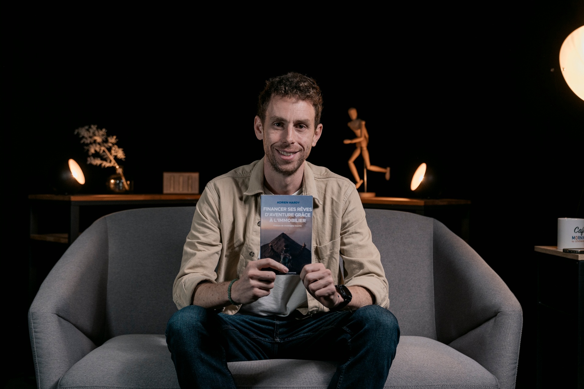 Adrien Hardy avec son livre Financer ses rêves d'aventure grâce à l'immobilier